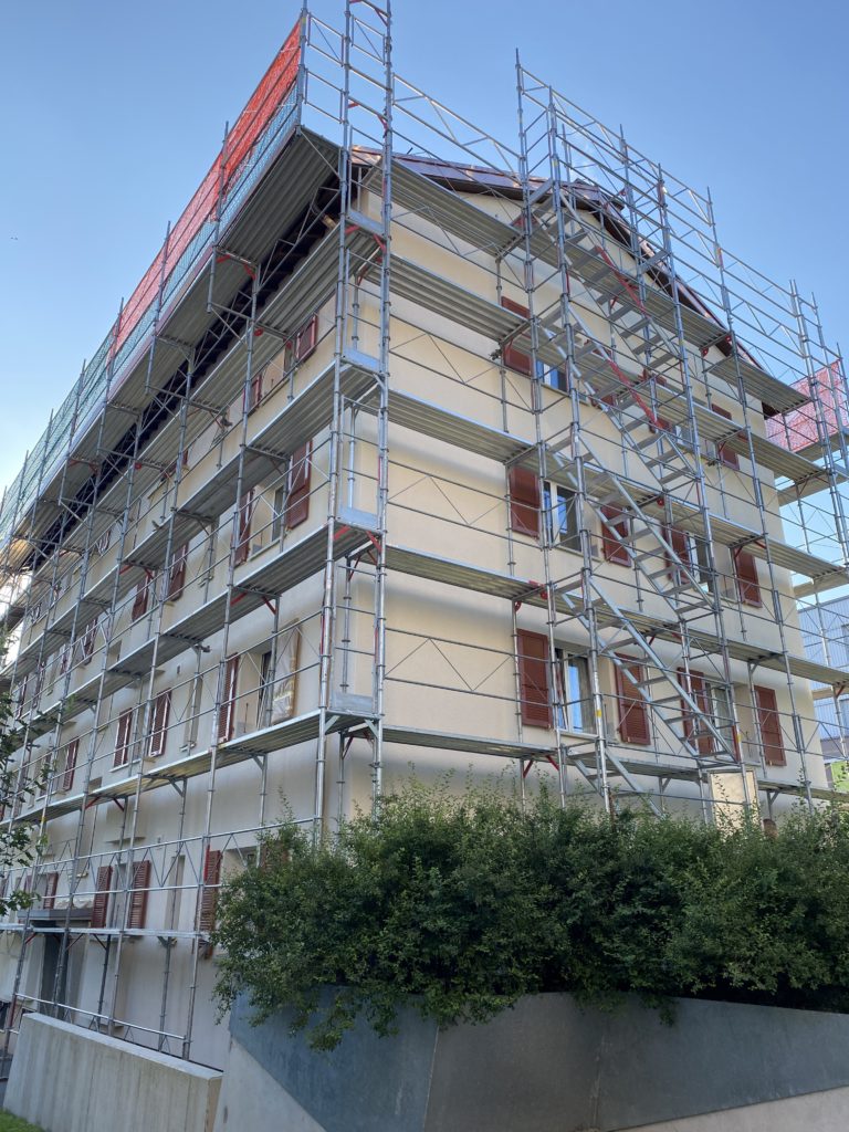 Chantier de ravalement de façade et rénovation de crépi dans le canton de Vaud