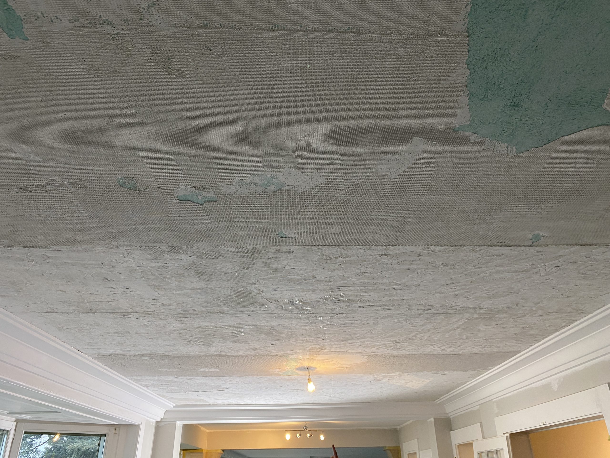 Le plafond à été entièrement gratté afin de le rénover entièrement en plâtre et peinture