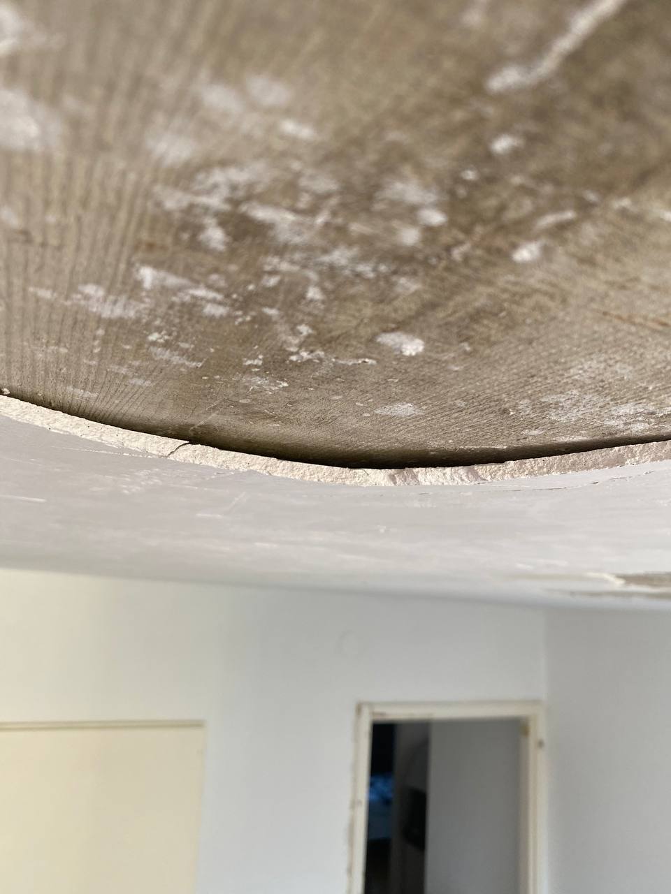 le risque de la chute du plâtre est imminente d'où l'obligation de piquer l'ensemble du plafond